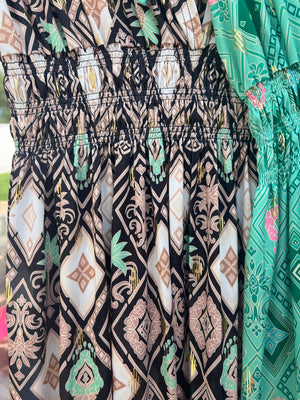 Open image in slideshow, Beautiful stretch wrap maxi dress with adjustable sleeves ✨
